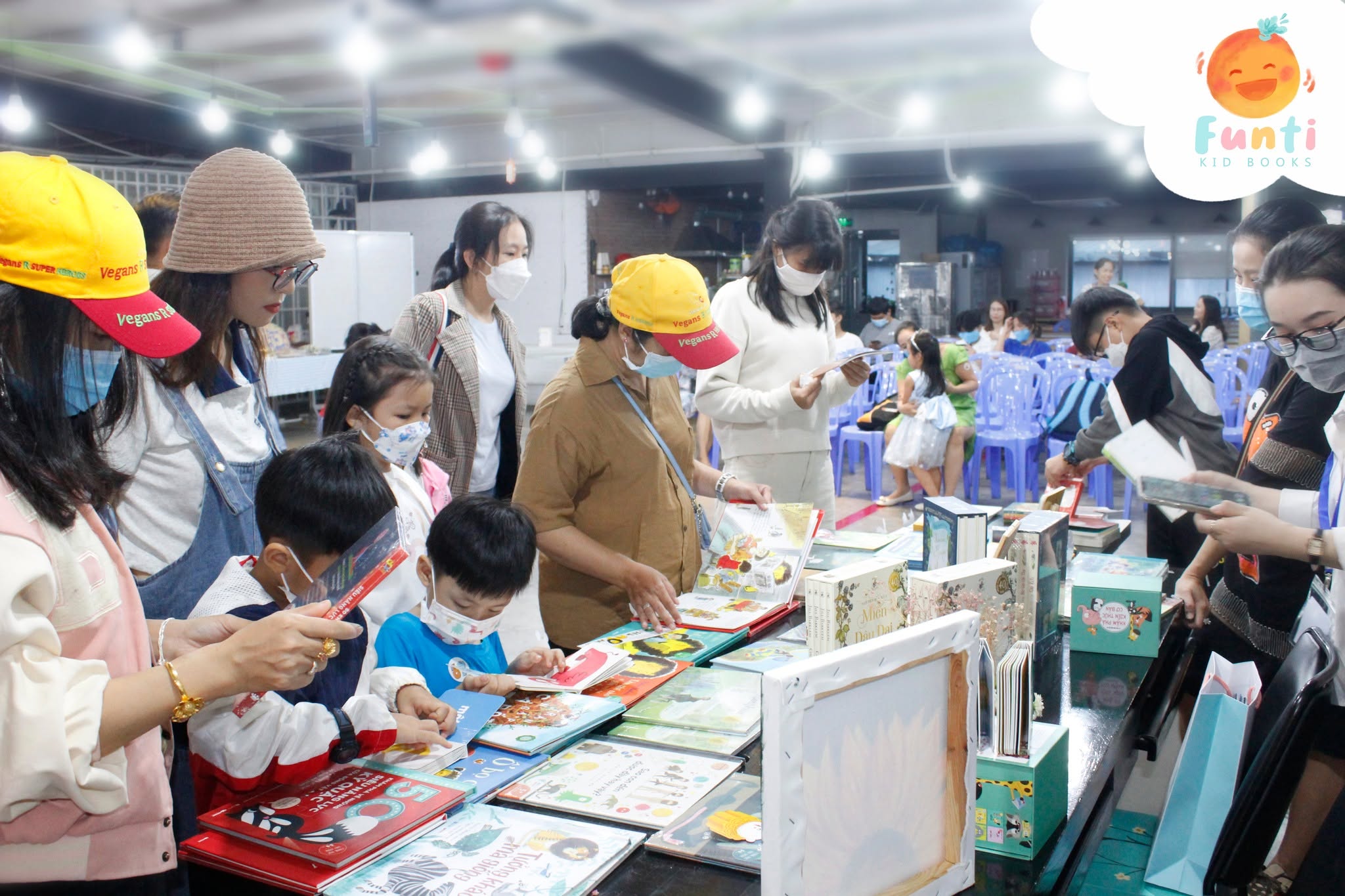 Các em nhỏ say sưa xem sách tranh tại quầy sách của Funti Kidbooks Studio