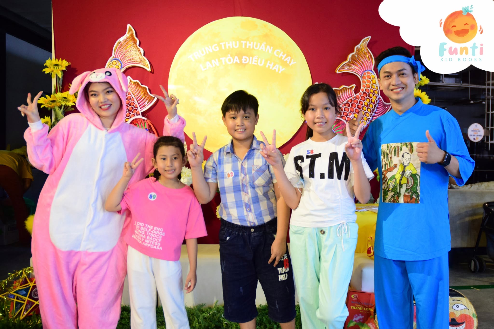 Các em nhỏ tạo dáng vui nhộn tại góc check-in đêm hội Trung Thu Thuần Chay