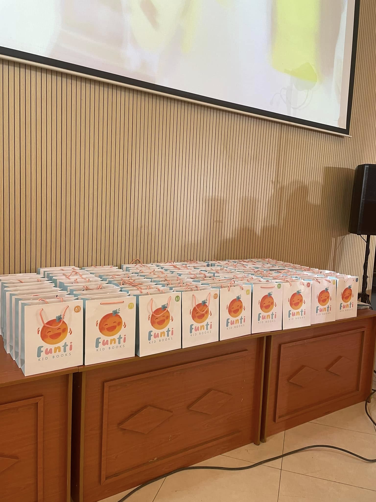 Những túi quà Funti Kidbooks được chuẩn bị để tặng các em nhỏ trong đêm hội mùa 2
