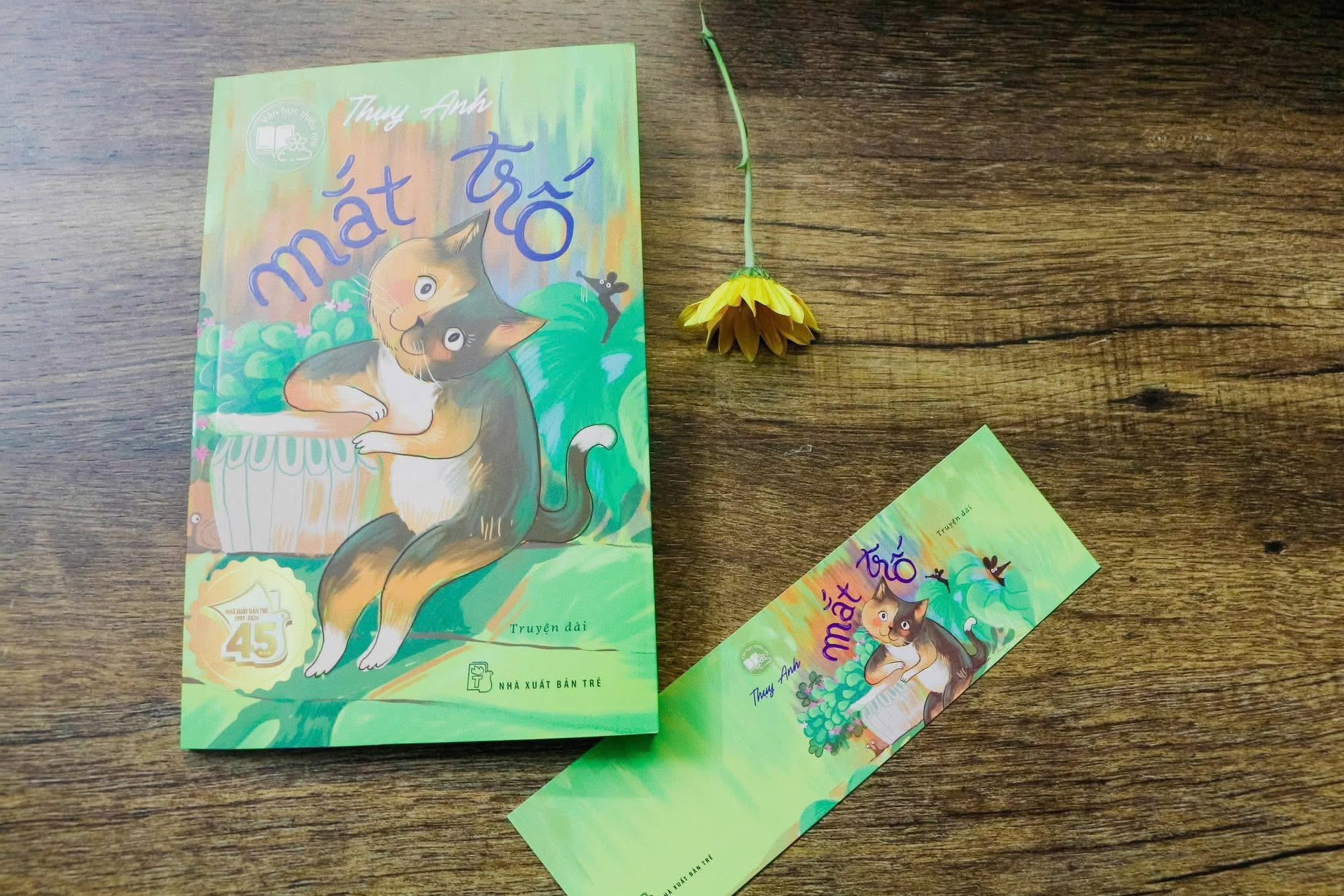 Sách Mắt Trố cùng bookmark được bày trí đẹp mắt