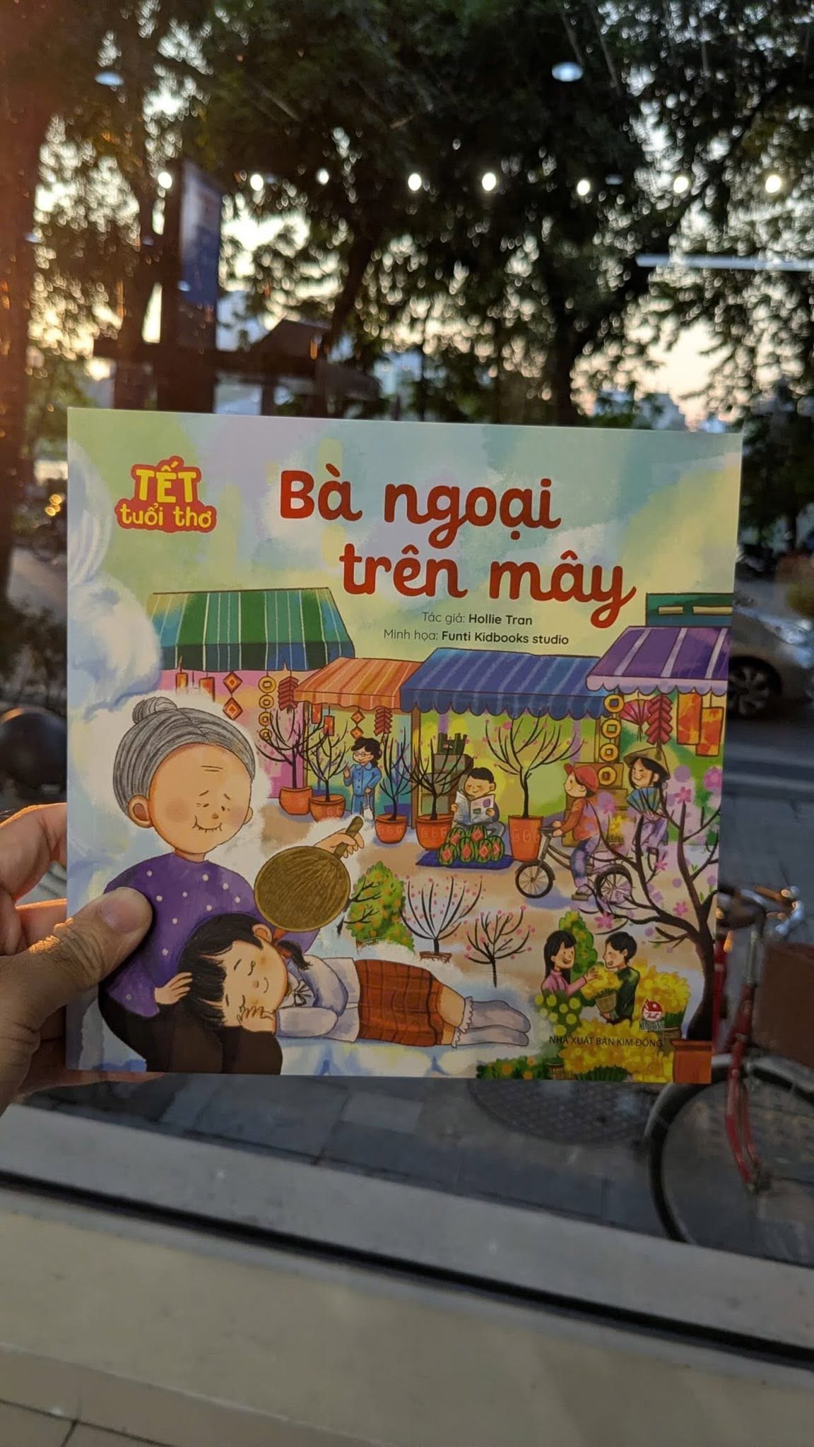 Bìa sách Bà Ngoại Trên Mây do Funti Kidbooks minh hoạ, phát hành bởi NXB Kim Đồng