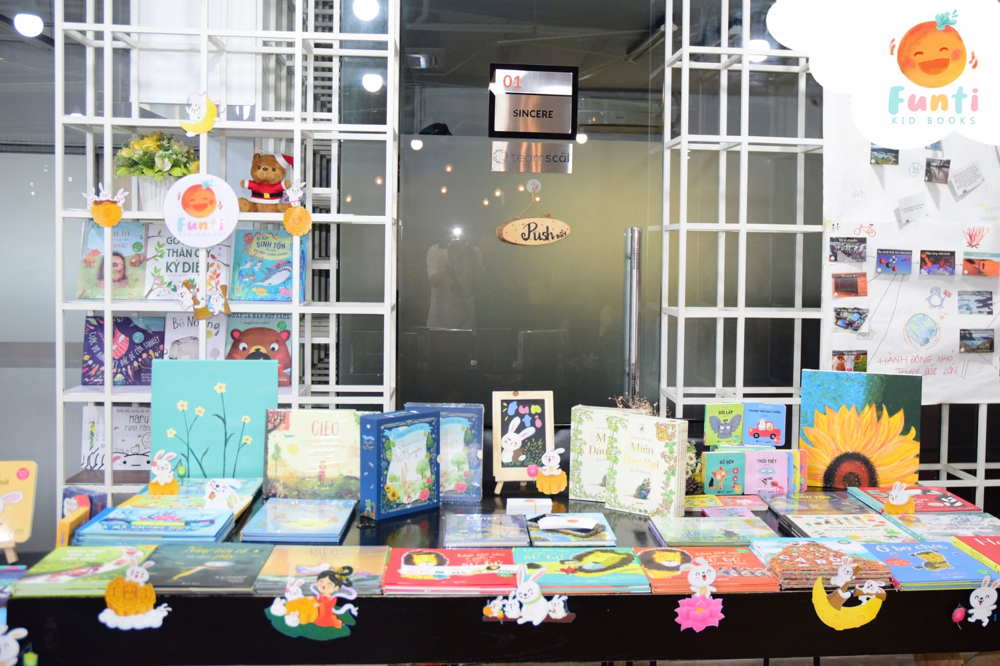 Góc trưng bày sách tranh thiếu nhi của Funti Kidbooks Studio trong đêm hội Trung Thu
