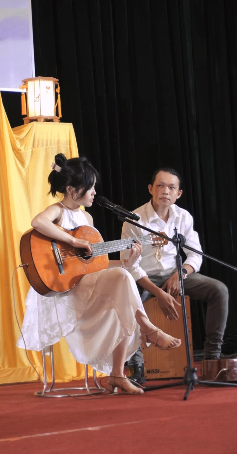 Tiết mục acoustic guitar ấm áp trên sân khấu đêm hội Trung Thu Thuần Chay mùa 2